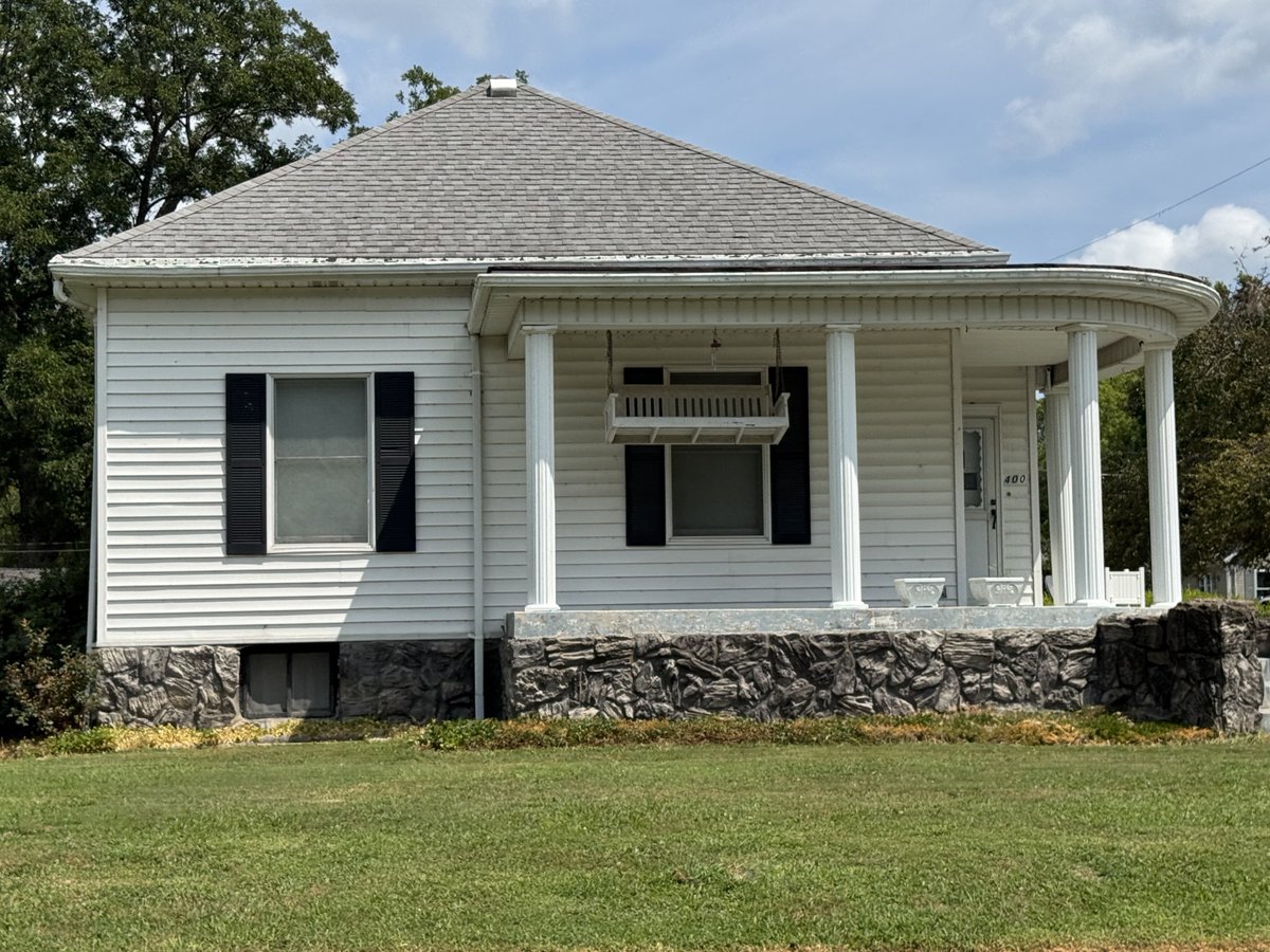 Lenzburg, Illinois, population 521 

Many of the houses here were built by Peabody Coal for workers of the nearby mines.