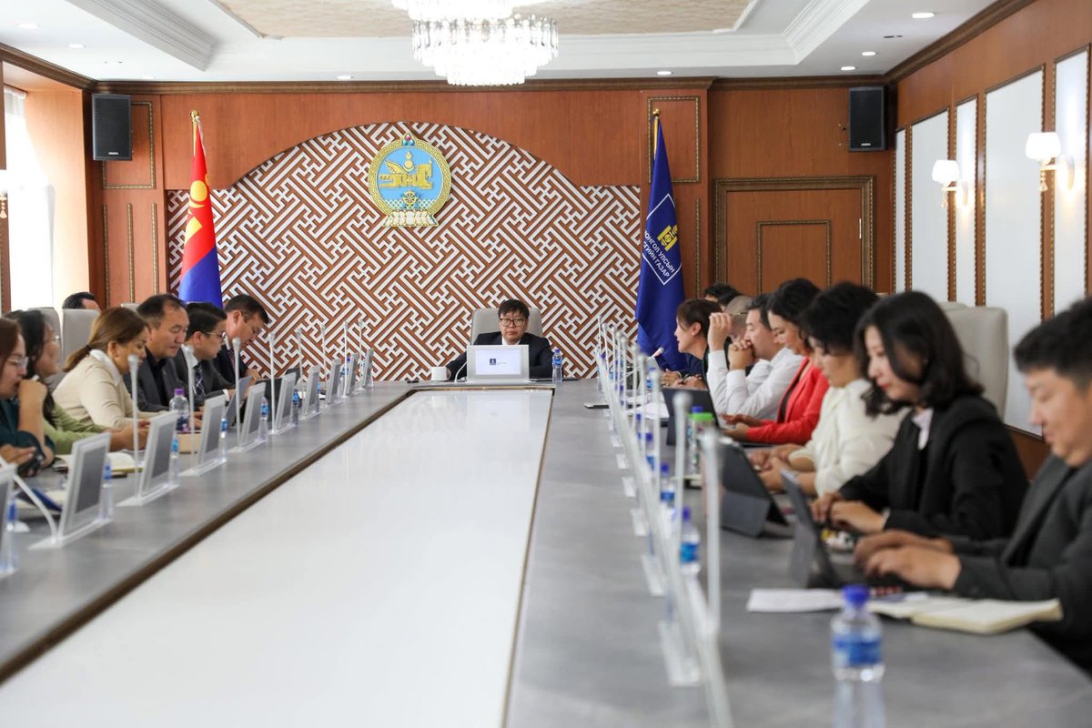 Энэ Боловсроолын яамны  ширээ сандал ямар тансаг юм бэ‼️
10 жилийн  сургуулийн ширээ сандалаа солиочээ‼️
Наранбаяр болиочээ‼️ ХҮН нам арай юмаа