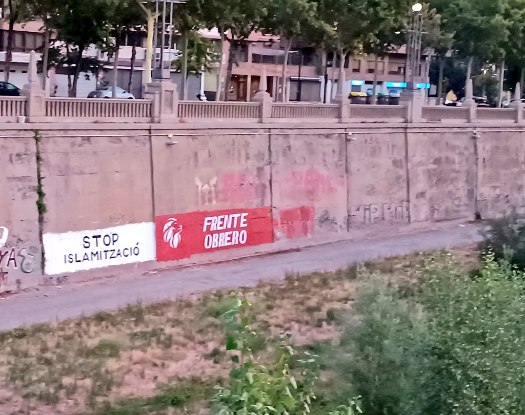 EndavantPonent's tweet photo. 💥 Contra el racisme, a Ponent #FemUnPasEndavant 

👉 Els discursos racistes se sostenen sobre mentides i sobre la idea que podem negar-li a les persones el dret a buscar una vida digna quan es veuen empeses a marxar del seu país.

Contra tota l'extrema dreta, vingui d'on vingui. https://t.co/YfaJqjwpWK