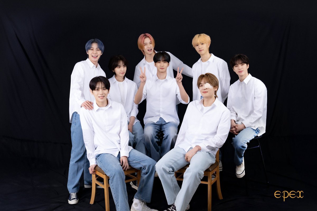 hyuntolove's tweet photo. oh how i miss my family. https://t.co/OMWpAVszNS