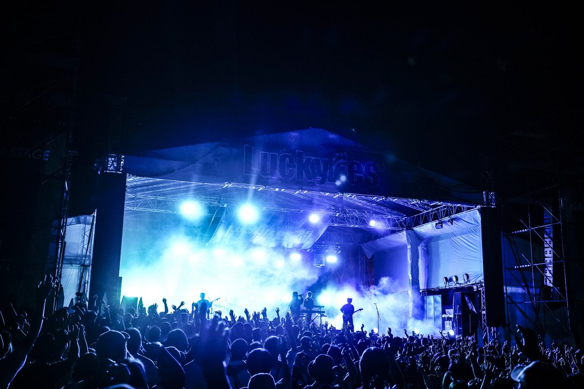 【SetList + Live Photos】なとり
LuckyFes'25
GAERDEN STAGE 8/11(月)  19:20〜
▶︎luckyfes.com/2025/08/12/645…

【SetList】
1. フライデー・ナイト
2. 金木犀
3. プロポーズ
4. DRESSING ROOM
5. Overdose
6. SPEED
7. IN_MY_HEAD
8. エウレカ
9. 絶対零度

<a href="/Siritoriyowai_/">なとり</a> 
#なとり