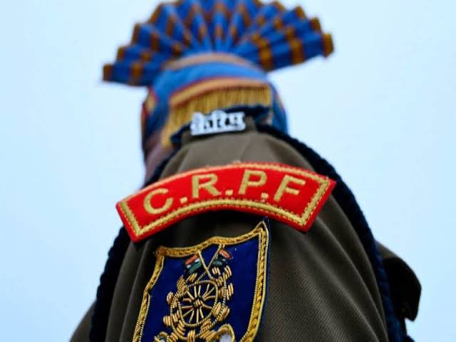 नई दिल्ली में CRPF मुख्यालय में तैनात एक डीआईजी के खिलाफ केंद्रीय सतर्कता आयोग (CVC) को मिली 13 पन्नों की शिकायत ने हड़कंप मचा दिया है। 

शिकायत में DIG पर आय से अधिक संपत्ति, स्टांप ड्यूटी और जीएसटी चोरी, सेवा नियमों के उल्लंघन, और पद के दुरुपयोग जैसे गंभीर आरोप लगाए गए हैं।
