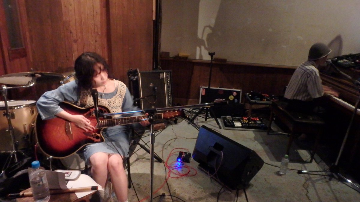 10wj0's tweet image. 久しぶりに聴いた #宮 (Trooper Saluteのデュオ編成)
今回ピアノはハポン常設アンティークピアノでエレピではないのがレア回でした。小宮くんのピアノの指の動きがヤバい。別の脳が右手も左手にもある感じ。
ムサシさんの歌声も篠笛もギターも良すぎた

＃宮　#TrooperSalute  #宮と書いてきゅうと読む