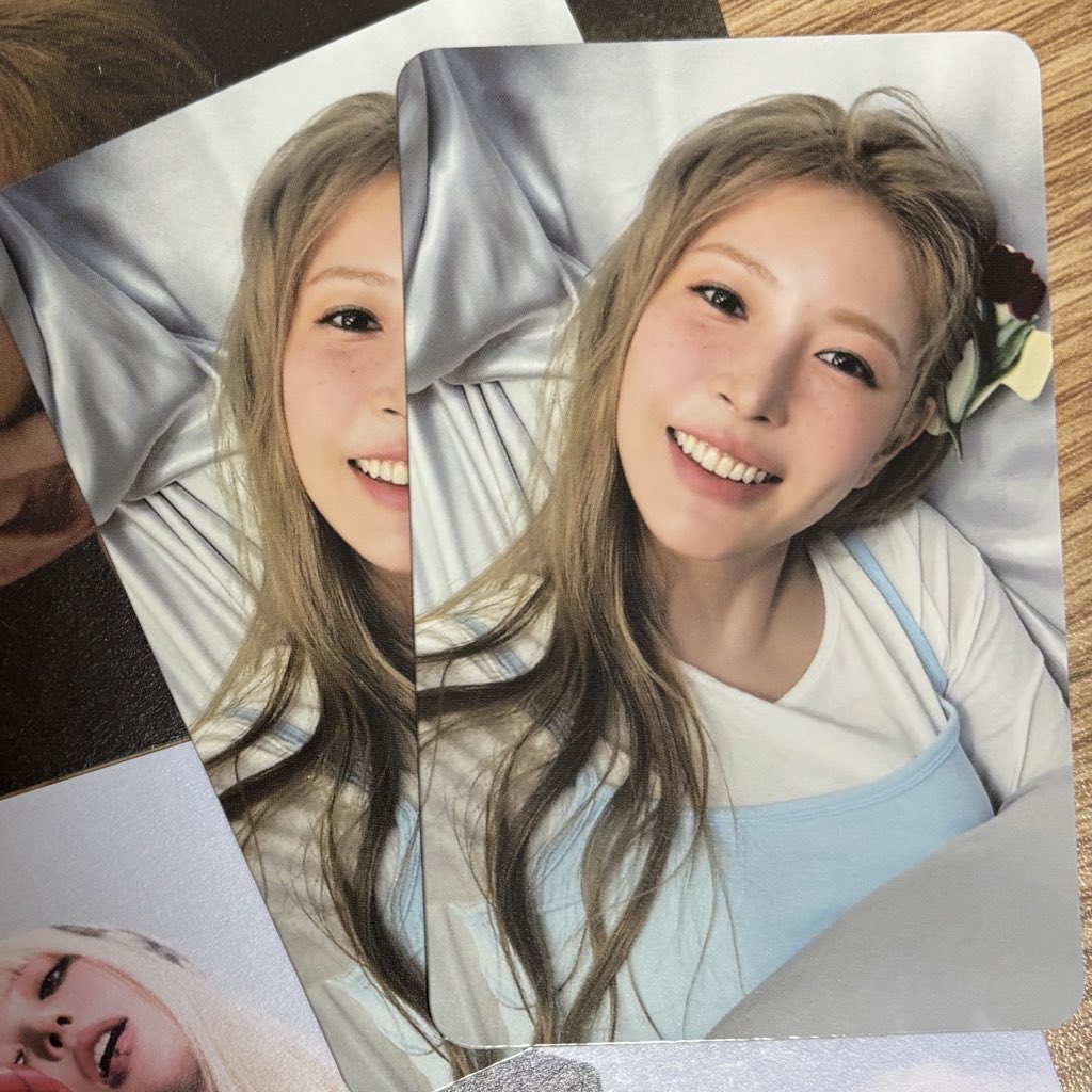 라우더 포카 중복나와서.. 레드보아로 하나 교환 구합니다…..🧎‍♀️😭