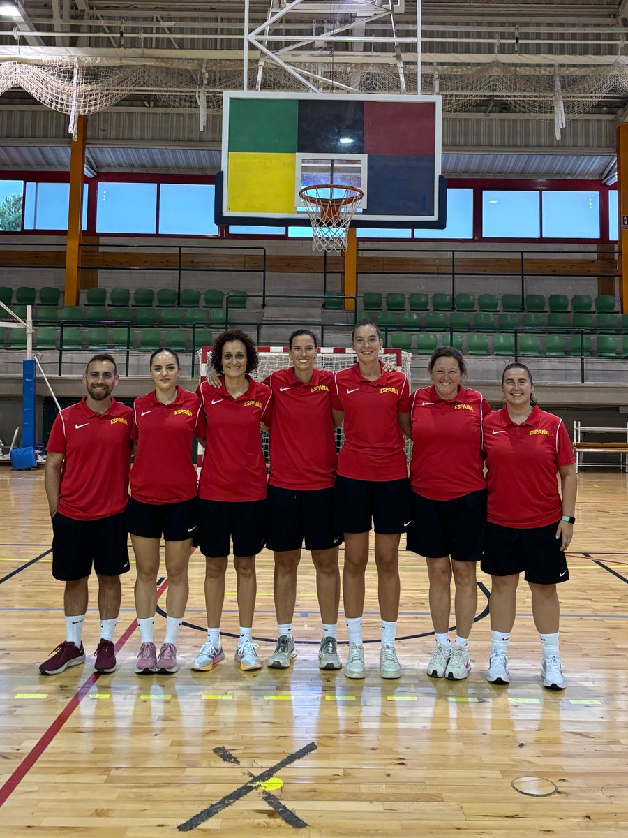 Ccampoy_5's tweet photo. He cumplido un sueño. Vuelvo con el corazón lleno, feliz, cargada de aprendizajes y con ganas y compromiso de seguir creciendo y mejorando. Gracias a quienes habéis hecho posible esta experiencia inolvidable. 🏀🇪🇸❤️ https://t.co/ylHS3z8HGf