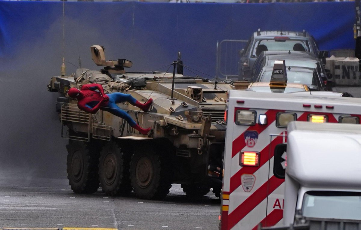 Marvel Studios literalmente ha hecho que Spider-Man sea real para el rodaje de 'SPIDER-MAN BRAND NEW DAY'.

Mirad esta locura de foto.