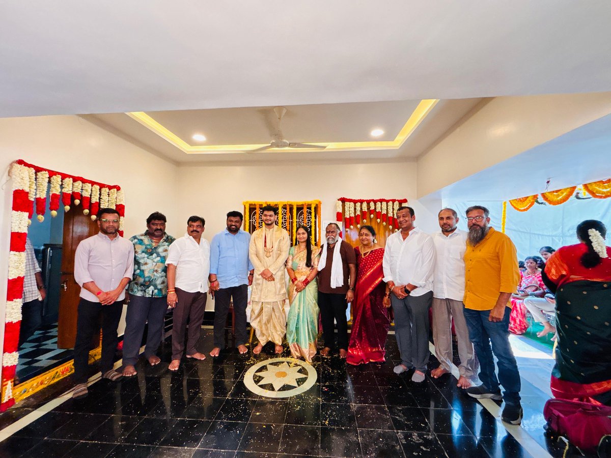 ImJaggaReddy's tweet photo. జయారెడ్డి అత్తగారింట సత్యనారాయణ వ్రతం..
#Jaggareddy #Jayareddy #GunaChaitanya #SatyanarayanaVratham #NirmalaJaggareddy https://t.co/MDTa6ixBQ2