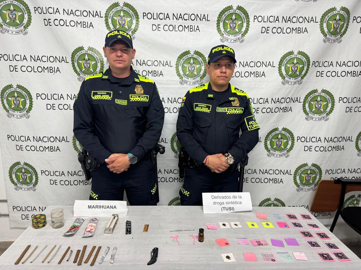 Policiantioquia's tweet photo. En #Guatapé, en el marco de la estrategia #ActuandoPorAntioquia y ante el aumento del flujo turístico, junto a @ProteccionPonal, Policía de Turismo, Infancia y Adolescencia, Ejército Nacional y la administración municipal, desarrollamos una intervención preventiva y focalizada a embarcaciones de transporte fluvial para prevenir delitos de alto impacto y proteger a nuestros visitantes.

📌 Resultados:
✅ 1 captura por estupefacientes
✅ 11 embarcaciones y 550 personas registradas
✅ 11 órdenes de comparendo
✅ Incautación de 55 g de marihuana y 39 g de tusi
✅ 9 menores puestos a disposición de Comisaría de Familia para restablecimiento de derechos
#DiosYPatria #ActuandoPorAntioquia