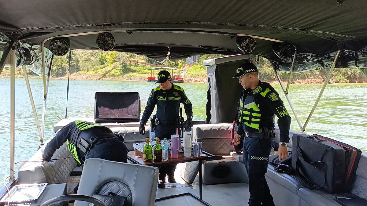 Policiantioquia's tweet photo. En #Guatapé, en el marco de la estrategia #ActuandoPorAntioquia y ante el aumento del flujo turístico, junto a @ProteccionPonal, Policía de Turismo, Infancia y Adolescencia, Ejército Nacional y la administración municipal, desarrollamos una intervención preventiva y focalizada a embarcaciones de transporte fluvial para prevenir delitos de alto impacto y proteger a nuestros visitantes.

📌 Resultados:
✅ 1 captura por estupefacientes
✅ 11 embarcaciones y 550 personas registradas
✅ 11 órdenes de comparendo
✅ Incautación de 55 g de marihuana y 39 g de tusi
✅ 9 menores puestos a disposición de Comisaría de Familia para restablecimiento de derechos
#DiosYPatria #ActuandoPorAntioquia