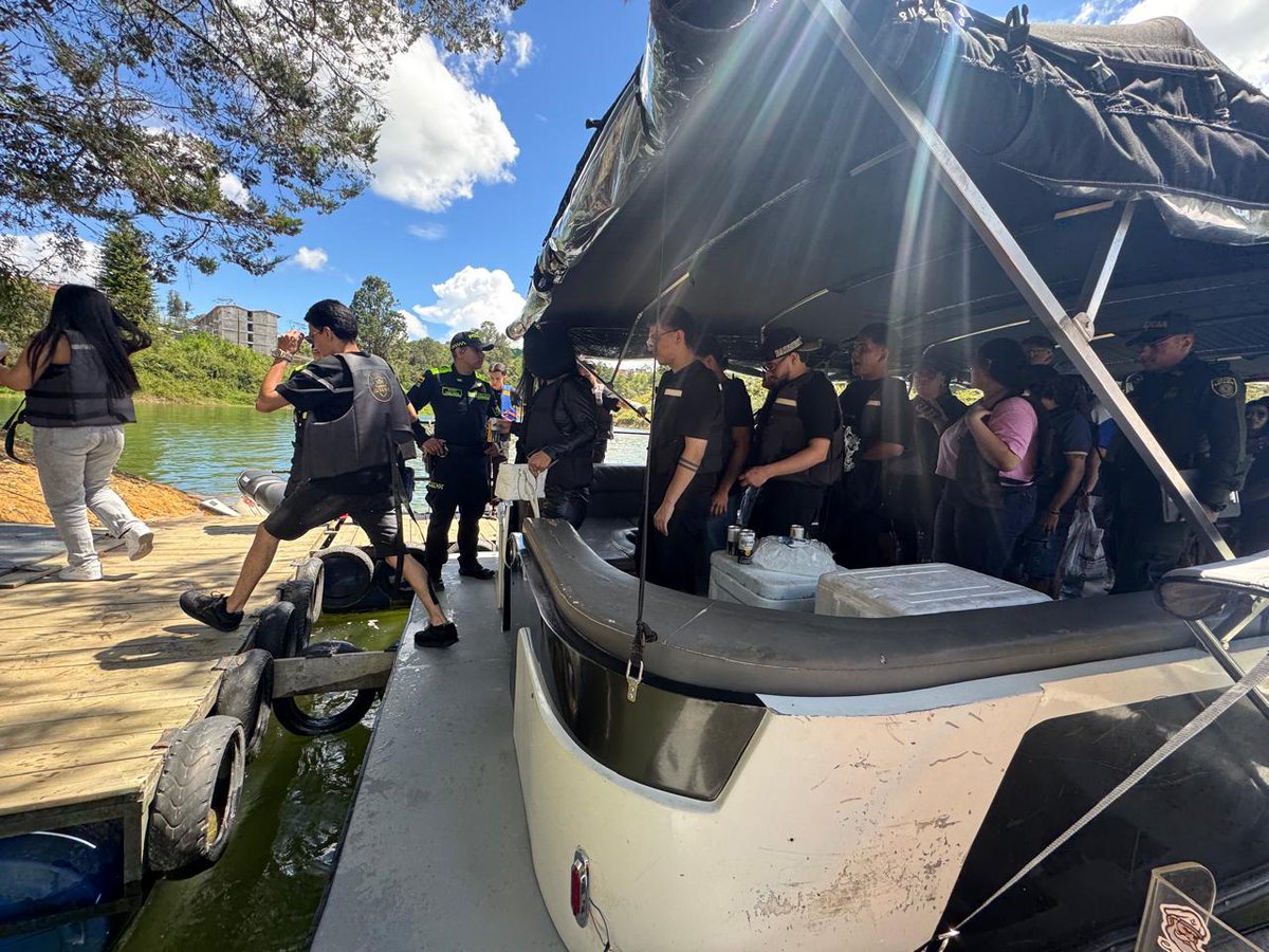 Policiantioquia's tweet photo. En #Guatapé, en el marco de la estrategia #ActuandoPorAntioquia y ante el aumento del flujo turístico, junto a @ProteccionPonal, Policía de Turismo, Infancia y Adolescencia, Ejército Nacional y la administración municipal, desarrollamos una intervención preventiva y focalizada a embarcaciones de transporte fluvial para prevenir delitos de alto impacto y proteger a nuestros visitantes.

📌 Resultados:
✅ 1 captura por estupefacientes
✅ 11 embarcaciones y 550 personas registradas
✅ 11 órdenes de comparendo
✅ Incautación de 55 g de marihuana y 39 g de tusi
✅ 9 menores puestos a disposición de Comisaría de Familia para restablecimiento de derechos
#DiosYPatria #ActuandoPorAntioquia