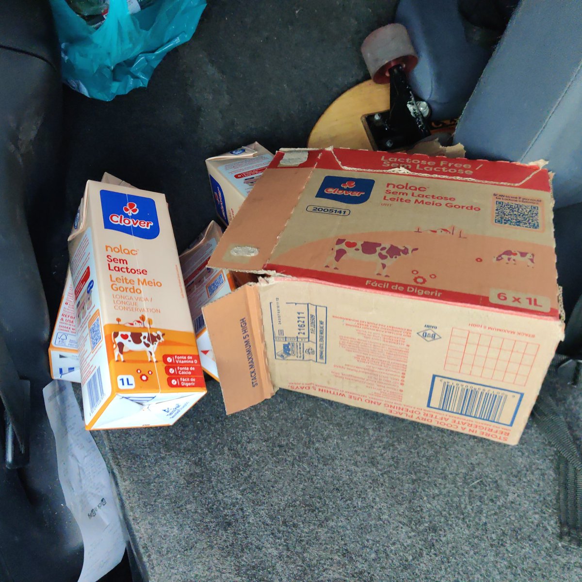Geekanoid1978's tweet photo. REALLY @cloverdairy this is the second box TODAY that breaks, come one man!!!!!!!! https://t.co/70lqL0J1ss