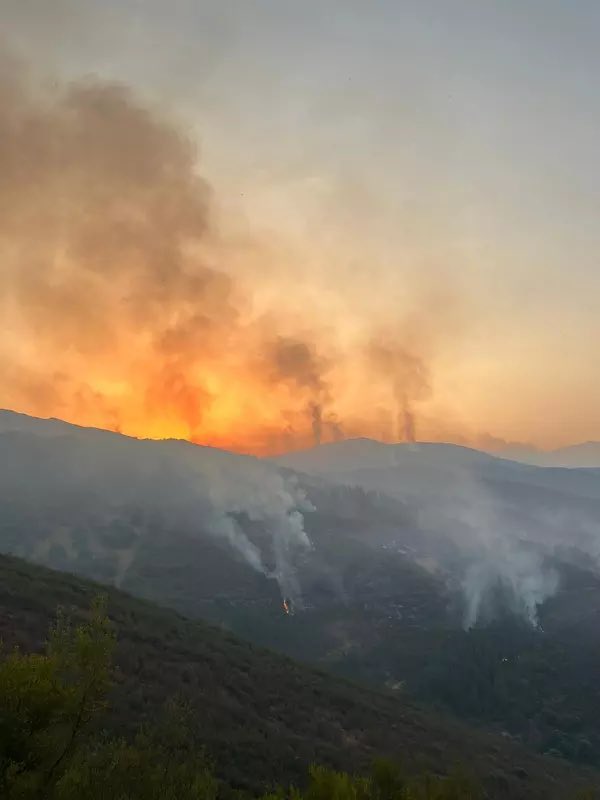 raauulrgz's tweet photo. Una comarca olvidada y un patrimonio natural e histórico destruido. La causa y la consecuencia de la negligencia y el abandono de una tierra maltratada. Cualquier palabra es poco. Arden Las Medulas, llora El Bierzo y llora León. #lasmedulas #ElBierzo #LeonEsp #IFYeres https://t.co/ailxntvDxc