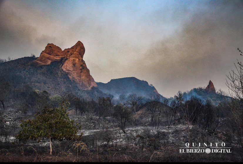 raauulrgz's tweet photo. Una comarca olvidada y un patrimonio natural e histórico destruido. La causa y la consecuencia de la negligencia y el abandono de una tierra maltratada. Cualquier palabra es poco. Arden Las Medulas, llora El Bierzo y llora León. #lasmedulas #ElBierzo #LeonEsp #IFYeres https://t.co/ailxntvDxc