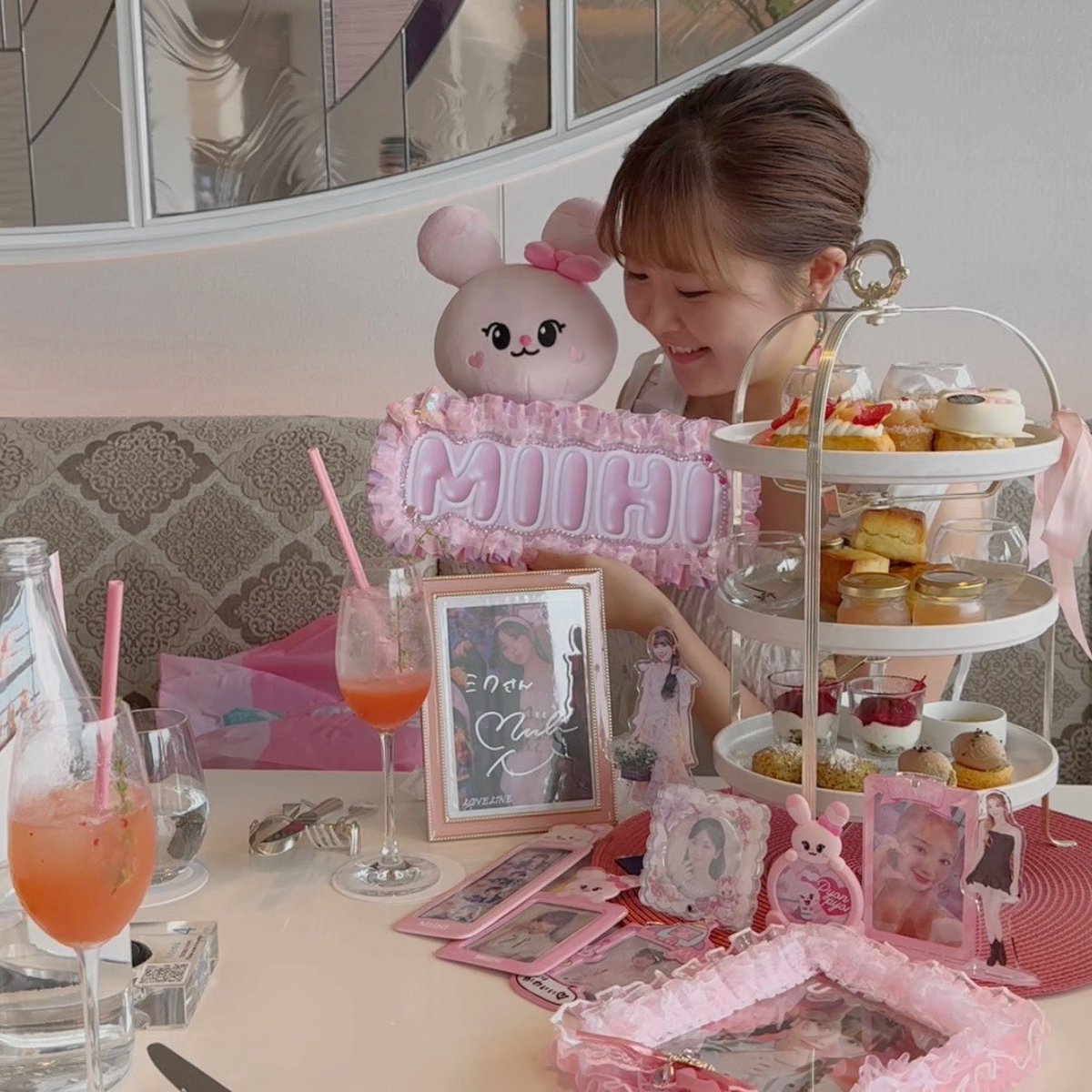 Pda_ntkol's tweet photo. ミイヒちゃん21歳おめでとう🐰🎂💖
今年はアフタヌーンティーでお祝いしました🍑💓
　
YouTubeでもお祝いしてるので見てね〜🐼🩷🐰
https://t.co/wVAmM5uBj7

#HappyMiihiDay #未来も未光に変えたよ
#NiziU #MIIHI https://t.co/d6HxIsgX8o