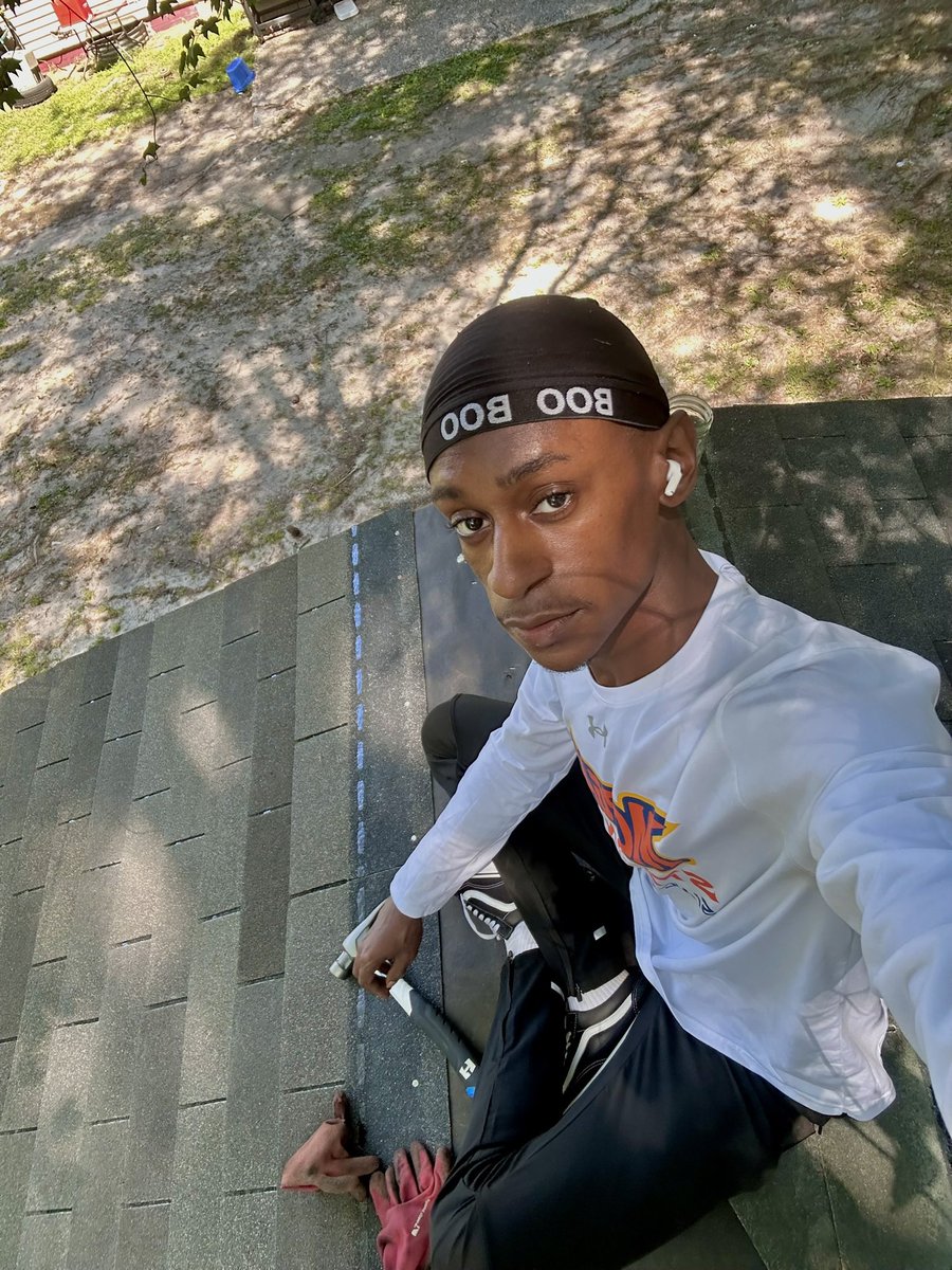 _IsaiahThePlaya's tweet photo. roofing by zay 🔨👷🏾‍♂️ https://t.co/Qf4b9Vs8Rb