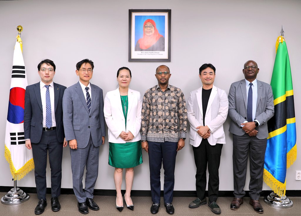 TogolaniMavura's tweet photo. I had a productive meeting with Dr. Youn, Young Mi, the new Chairperson of the Korea Importers Association (KOIMA) and CEO of Highland Foods Group. 

Dr. Youn's insights were invaluable, and I am excited to work together to create stronger trade ties and unlock new opportunities for businesses between our countries. 

Dr. Youn left me optimistic about the future of our trade relations. I look forward to continued collaboration with KOIMA during her tenure in office.