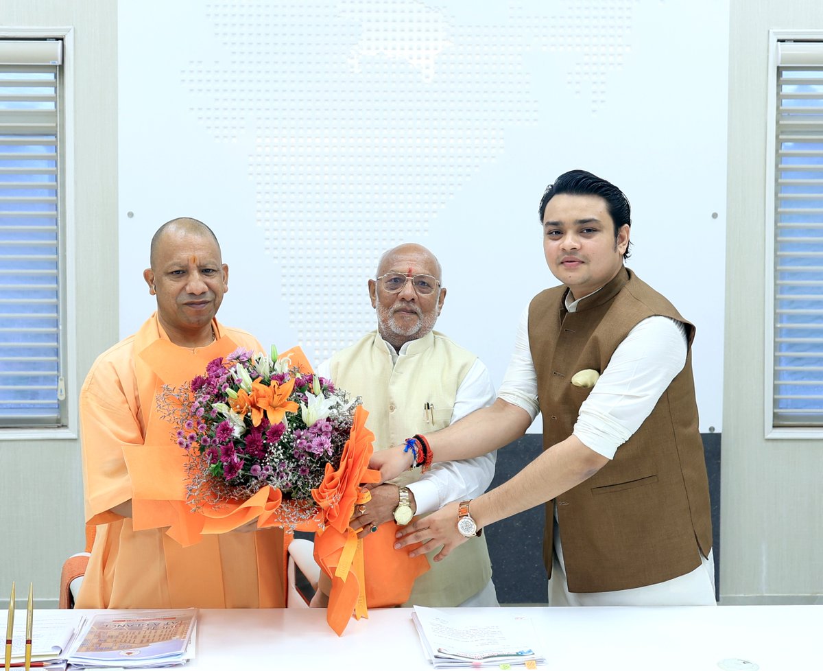 myogioffice's tweet photo. मुख्यमंत्री श्री @myogiadityanath जी महाराज से आज लखनऊ में उत्तर प्रदेश विधान परिषद के पूर्व सदस्य श्री शिवनाथ यादव जी ने शिष्टाचार भेंट की।

इस अवसर पर श्री कुमार सौरभ जी भी उपस्थित रहे। https://t.co/Gx3btaEita