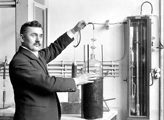 Inspired by German glassblower Heinrich Geissler’s ‘Geissler tubes’ and utilizing neon, a noble gas discovered by British scientists, French engineer Georges Claude invented neon lights in 1910. He went on to sell neon signs, which remain very popular. #WhiteExcellence