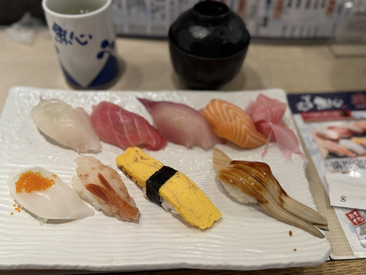 yngtwjp1's tweet photo. ここの🍣は本当に美味しいです！😋このセットはいくらと思いますか？ https://t.co/4vf7Ksbogc