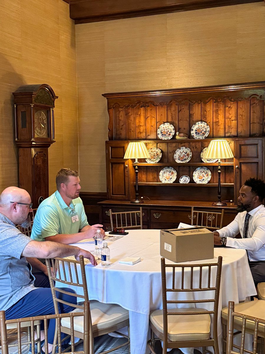 RadiusSportsLLC's tweet image. 📣 FL small businesses — PGA VendorMatch registration is open for ONE MORE DAY for the 2026 Senior PGA Championship! 📷 Family Food and Beverage, pictured, is a PGA VendorMatch success story 📷vraconnect.org/pga-vendor-mat… #PGAVendorMatch