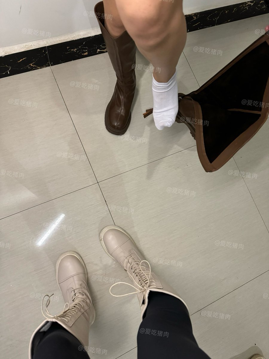 zhuroubuhao's tweet photo. 欺骗闺蜜在拍照、实则是在偷拍她的脚底，我故意说让她脱靴子，实则是为了让你们意淫她的白色船袜，这谁能受得了？
#女大学生 #女s #长筒靴 https://t.co/1lk25C3jXn