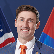 RideKCTransit's tweet photo. #KCATA is proud to welcome @KansasCity Councilman Eric Bunch to the Board of Commissioners.
Councilman Bunch joins us at a pivotal time for #publictransportation. His leadership will help guide KCATA through critical decisions that impact thousands of daily riders. https://t.co/xbWzz8xAM2