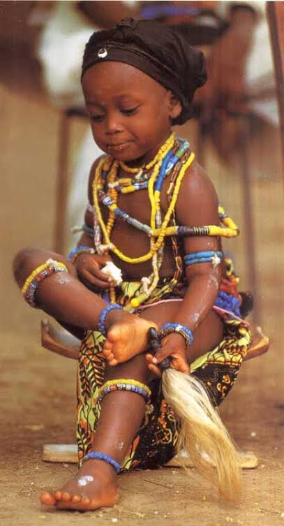 BurgJhb's tweet photo. @flavinekalalyxe Ça dépend de culture, en Afrique c'est la féminité, fertilité ou statut social (mariée à droite ou celibataire à gauche), les colonisés préfèrent la bague au doigt, une culture occidentale. En Chine, protectrice des mauvaises esprits. En Europe homosexualité ou bisexualité... https://t.co/bxgQYxgBPd
