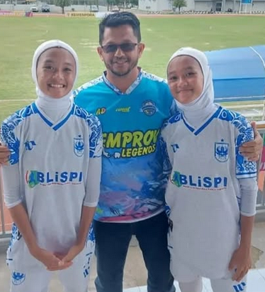 Turut berduka atas musibah yang menimpa dua pesepakbola putri belia yang penuh potensi. Si kembar Havivi Oktaditya dan Haviva Oktaditya. 

Ayah mereka yang juga seorang wartawan, jadi korban pembunuhan di Bangka Belitung beberapa waktu lalu.

Semoga dikuatkan menghadapi musibah