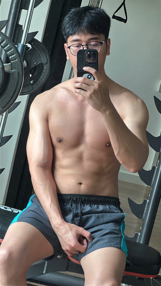 MARKSSWCBD's tweet photo. ปวดแขน https://t.co/ouXDyTvQzj