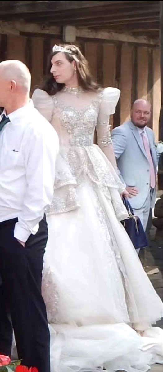 De broer van de vrouw die gaat trouwen heeft een prinsessen jurk aangetrokken naar de bruiloft.

😂😂 respect 😂😂