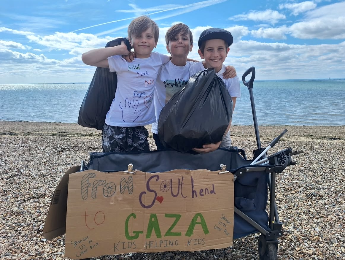 YourSouthend's tweet image. These kids have been spending their summer holiday picking up litter on Southend's beaches and in Southend’s parks! 👏

They’re doing it all to raise money to support children in Gaza.

Mum Carly Cullis said they wanted to help "because they believe every child, everywhere,…