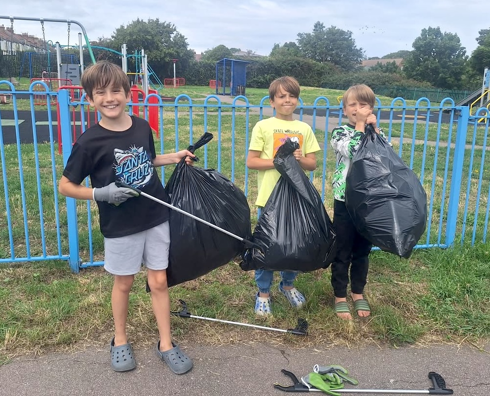 YourSouthend's tweet image. These kids have been spending their summer holiday picking up litter on Southend's beaches and in Southend’s parks! 👏

They’re doing it all to raise money to support children in Gaza.

Mum Carly Cullis said they wanted to help "because they believe every child, everywhere,…