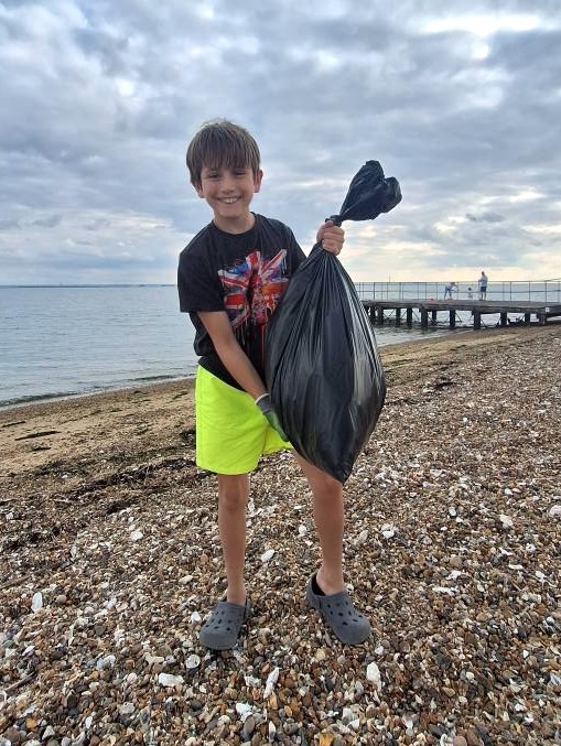 YourSouthend's tweet image. These kids have been spending their summer holiday picking up litter on Southend's beaches and in Southend’s parks! 👏

They’re doing it all to raise money to support children in Gaza.

Mum Carly Cullis said they wanted to help "because they believe every child, everywhere,…