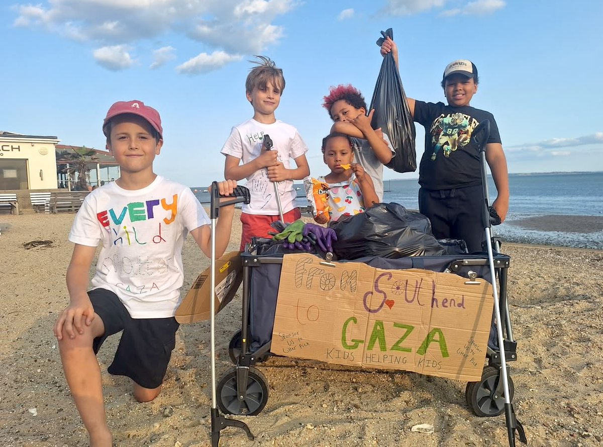 YourSouthend's tweet image. These kids have been spending their summer holiday picking up litter on Southend's beaches and in Southend’s parks! 👏

They’re doing it all to raise money to support children in Gaza.

Mum Carly Cullis said they wanted to help "because they believe every child, everywhere,…