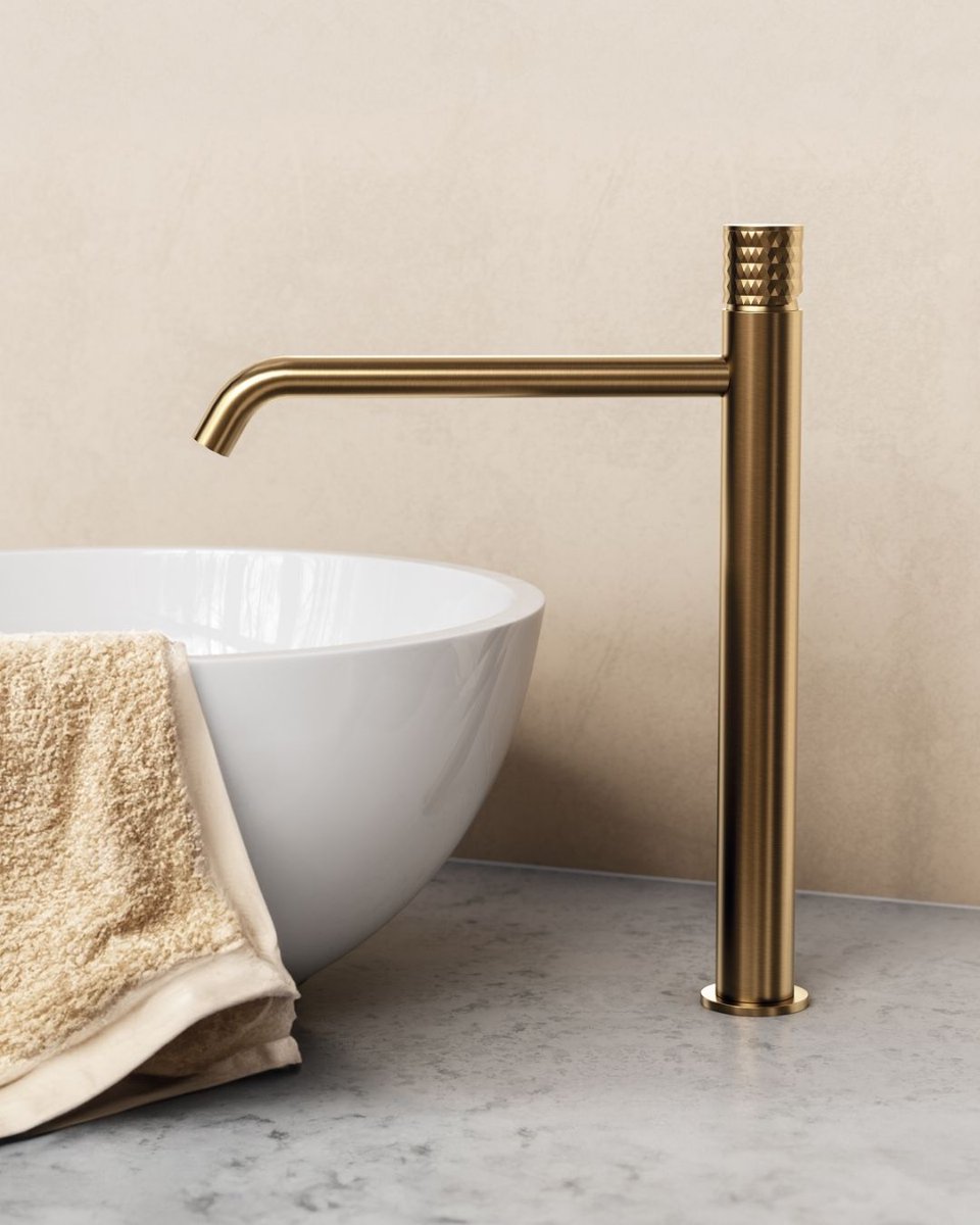 ✨ Helios en su versión de caño alto y acabado cobre cepillado PVD/Helios in its high spout version with a brushed copper PVD finish.