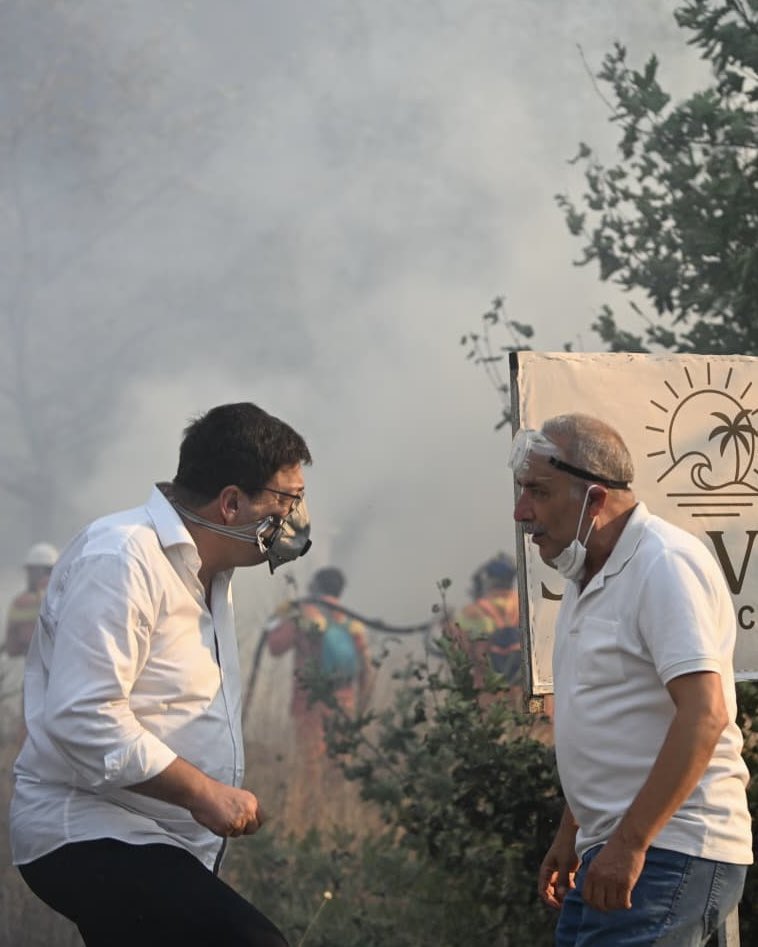 Tüm imkânlarımızı seferber ederek #Çanakkale’mizi felakete çeviren yangına müdahaleyi sürdürüyoruz.

Çanakkale Merkez ve Güzelyalı istikameti boyunca acil durumlar dışında lütfen trafiği meşgul etmeyelim. Sahadaki emekçilere engel olacak durumlara karşı duyarlı olalım.

Riskli