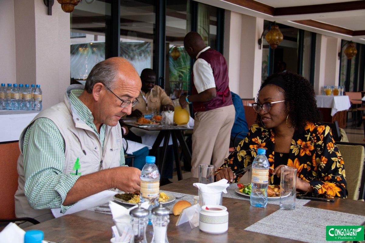 Congoagri1's tweet photo. 🍽😄 Pause déjeuner à la Conférence sur la Qualité du Café.
On continue de parler marché et qualité… mais cette fois autour d’une assiette bien remplie !
#BestOfCongo #CongoagriPlatform #Networking https://t.co/GNGztO6A9R