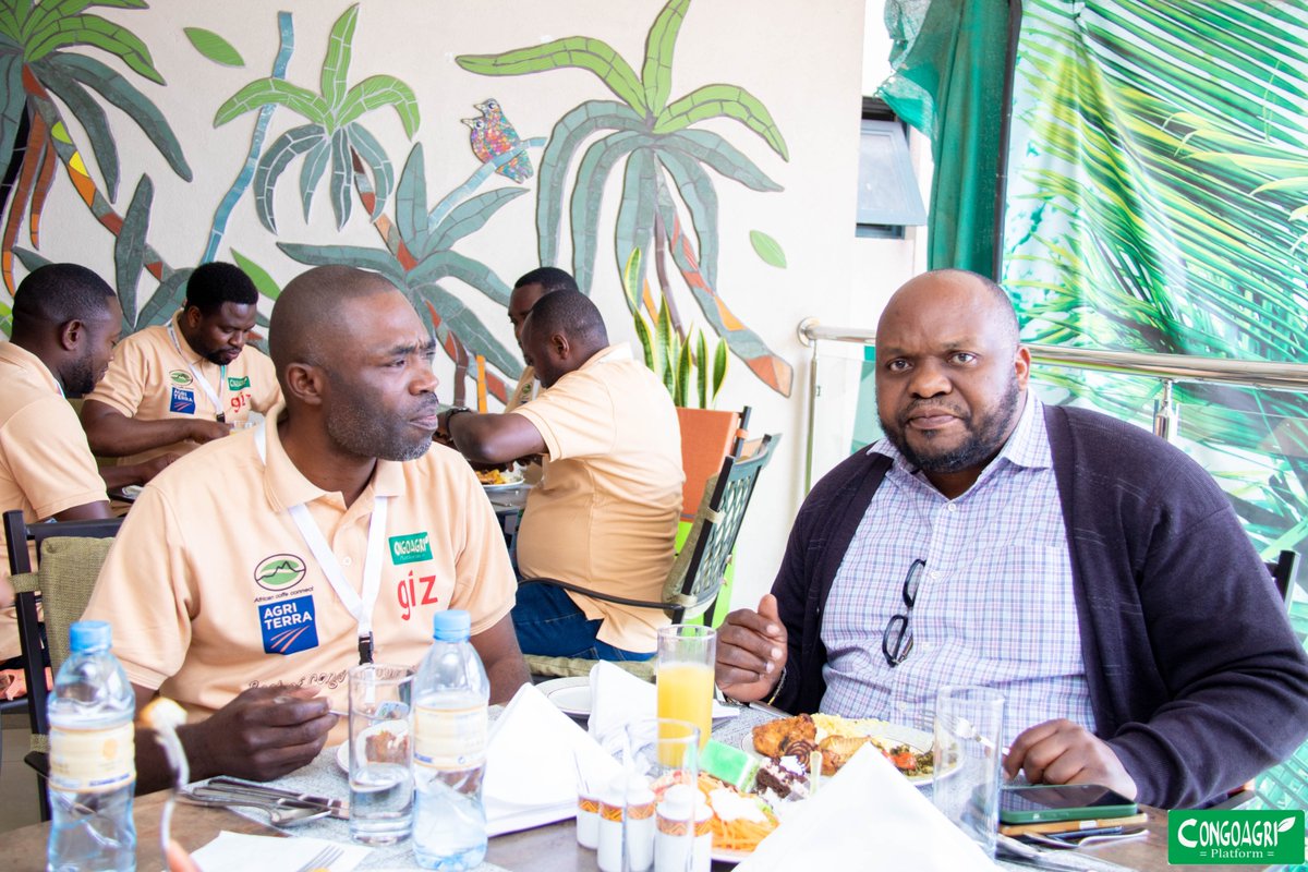 Congoagri1's tweet photo. 🍽😄 Pause déjeuner à la Conférence sur la Qualité du Café.
On continue de parler marché et qualité… mais cette fois autour d’une assiette bien remplie !
#BestOfCongo #CongoagriPlatform #Networking https://t.co/GNGztO6A9R