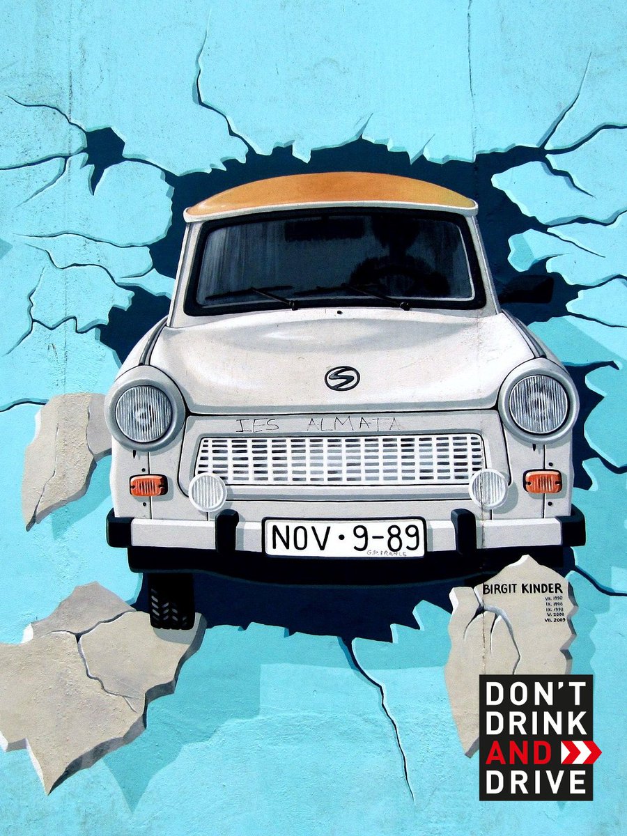 Damals wie heute: Wer fährt, bleibt nüchtern. Lass uns am Wochenende den Fall der Mauer ohne Fall für den Notarzt feiern.