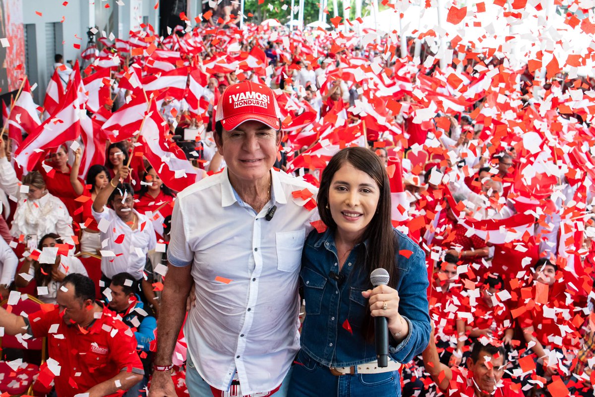 Amor de mi vida, Salvador Nasralla. ❤️ 

Estamos listos para defender el triunfo que te dará el pueblo hondureño en las urnas. 

La Gran Victoria del 30 de noviembre será imparable. Dios nos dirige y el pueblo nos acompaña. 
#SalvaPresidente 
#IroshkaDiputada