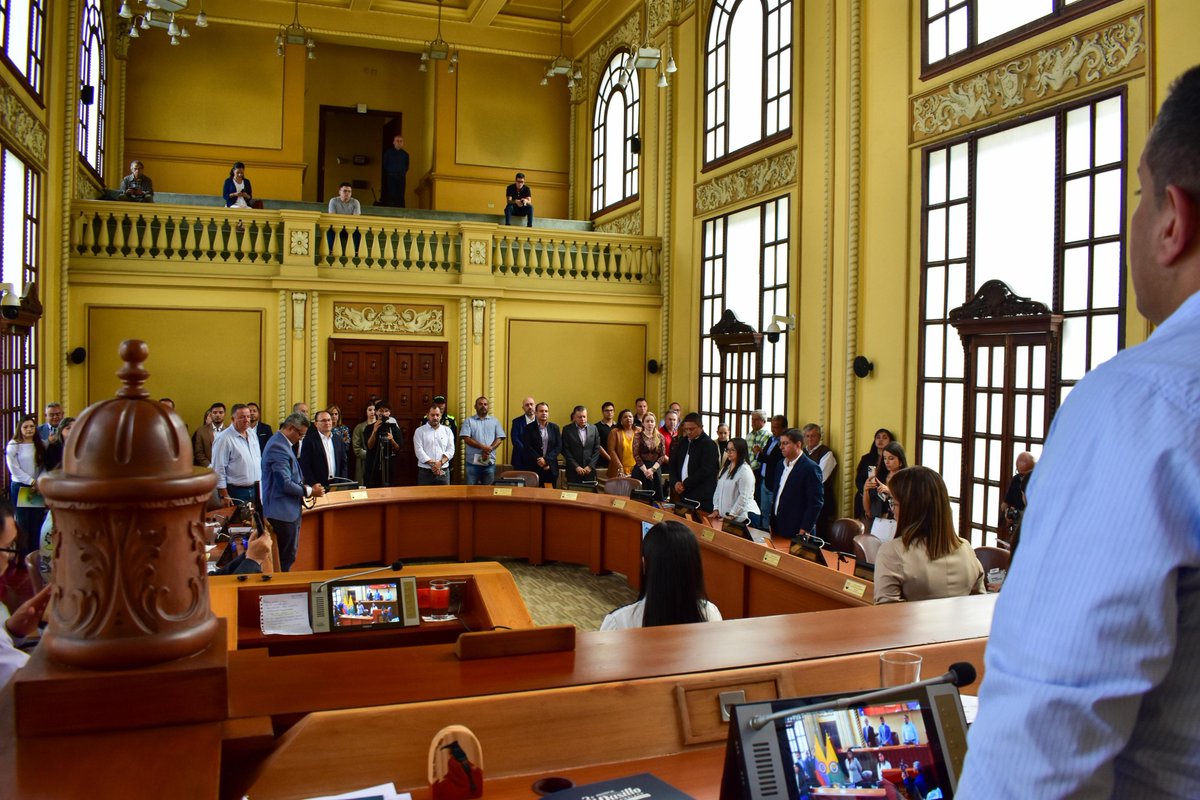El gobernador de Caldas, Henry Gutiérrez, instaló el cuarto periodo de sesiones extraordinarias de la <a href="/asambleacaldas/">ASAMBLEA DE CALDAS</a>. Durante este tiempo, los corporados debatirán 2 proyectos clave para el desarrollo de Caldas. 🧵 👇🏼