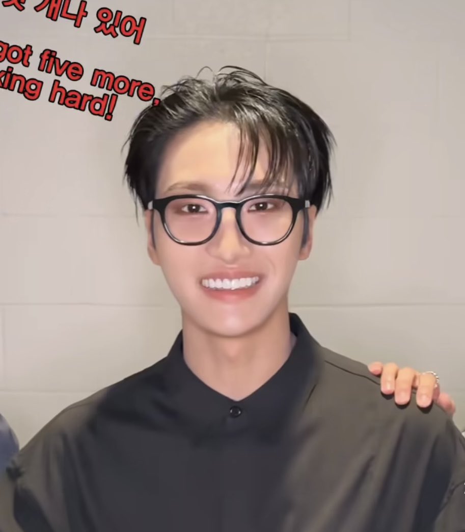 아 이 웃음이 너무 귀여워서 심장 부여잡음