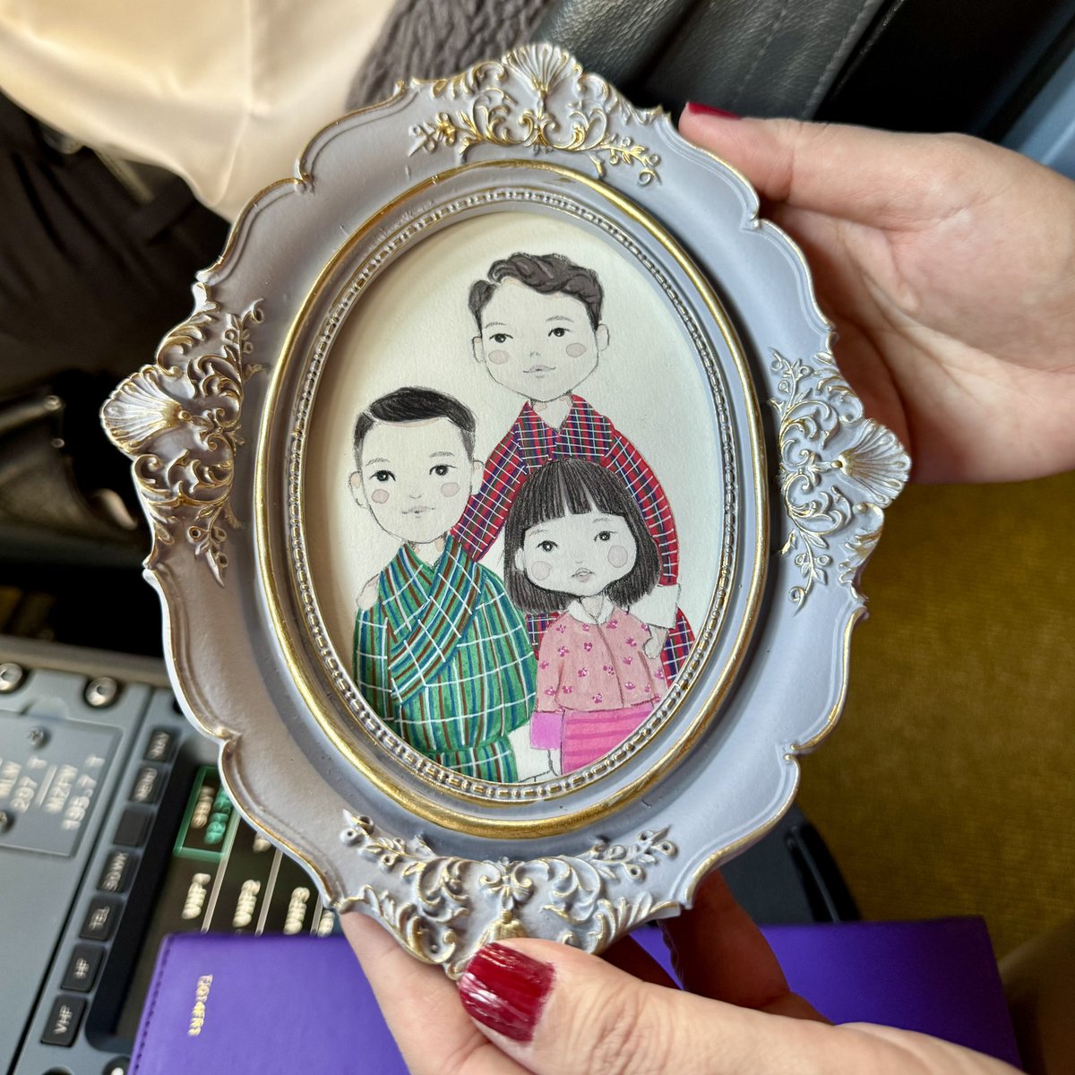 วันนี้มีโอกาสขับเครื่องบินให้ กษัตริย์ จิกมี่ แห่ง Bhutan  นั่งโดยสารมาด้วย มีลูกเรือที่ทราบข่าว ได้วาดรูปลงในจานเซรามิก ถวายเป็นของที่ระลึกให้ด้วย น่ารักสุด ส่วนทางนี้ก็คือเกร็งสุด 555