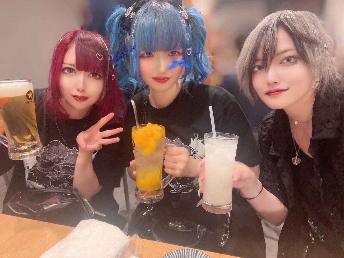 みて！！！！！！ついに漆黒がおすすめに乗ってたぞーーーーー！！！！！！！
みんなのおかげ、本当に1日ありがとう☺️✨
あんなにパンパンなROSAさんは初めてでした。

漆黒メンバーで打ち上げなうです🍺