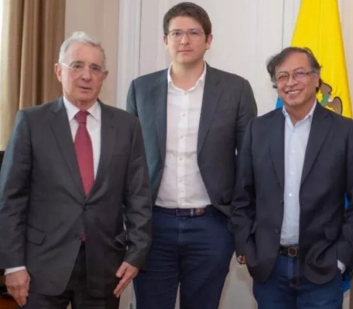 Espero que Colombia haya entendido que con los criminales terroristas de las guerrillas de extrema izquierda, no se les da la mano y mucho menos se les acepta las invitaciones a tomar café, porque te condenan a prisión injustamente o te mandan a callar con un balazo en la cabeza.