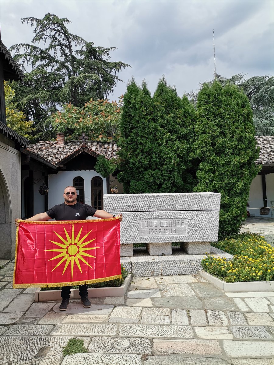 На 11 август 1992, усвоено е првото македонско државно знаме со Сонцето од Кутлеш! 

#СамоСонцетоЕПостароОдМакедонија ❤️👌🏻