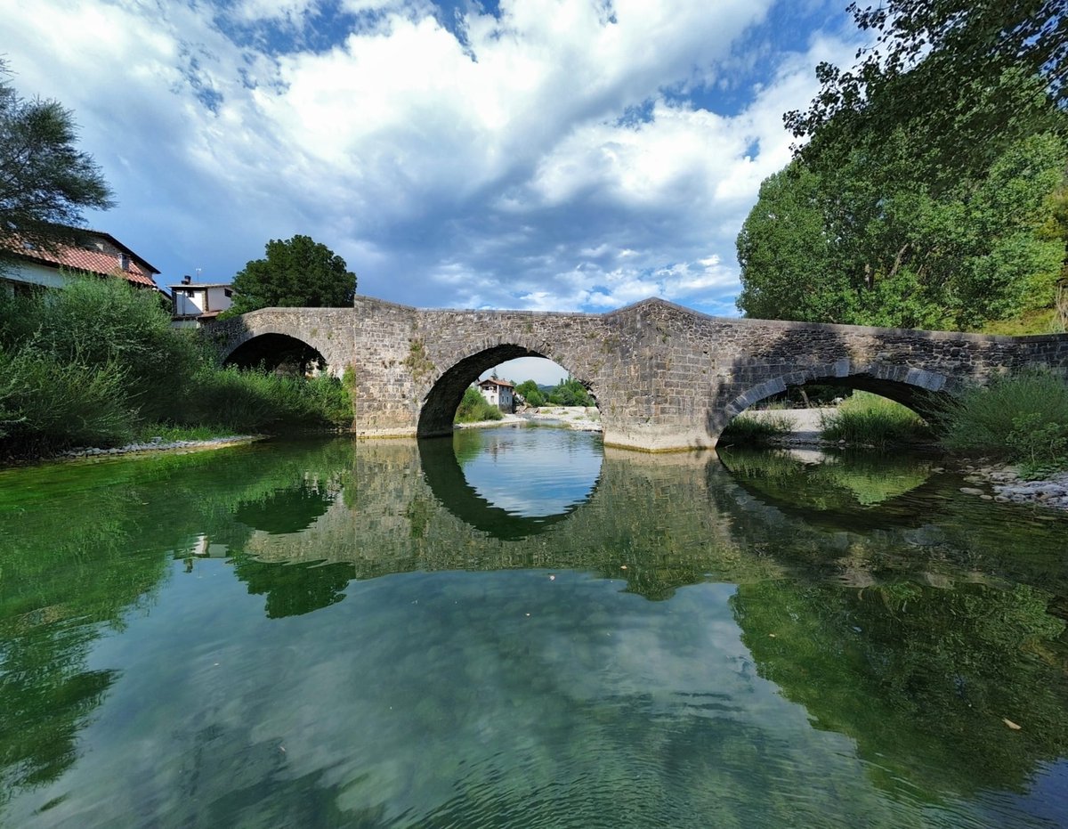 lakukula's tweet photo. Reflejos sobre las aguas del río Eska.
Burgui, valle de Roncal. Navarra. 
Fotografía cortesía de Ion Urbieta. https://t.co/uEnX0KISxp