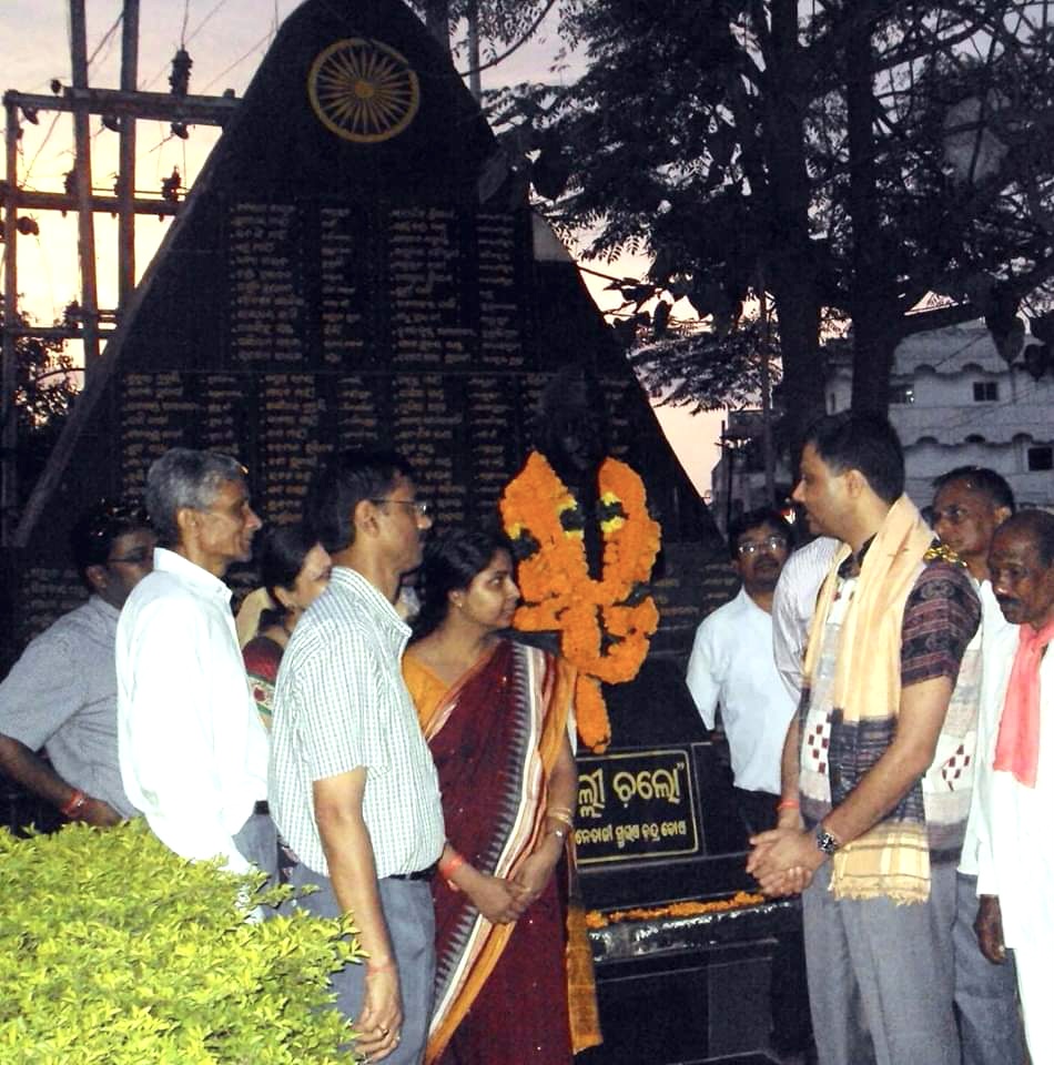 satyopriyodash's tweet photo. ‘Swadhinata Sangrami Smruti Smarak' built in the heart of Nabarangpur town at Netaji Subhas chowk by @arvindpadhee,ex-collector. Here you can find names of all freedom fighters of Nabarangpur Dist killed in police firing,died in prisons &amp;  jailed during Quit India Movement1942. https://t.co/yQ1wNLoFCu