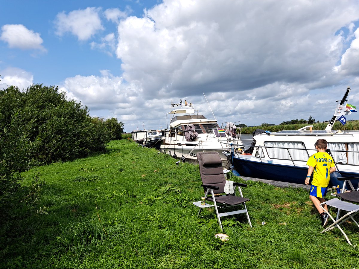 janr68's tweet photo. @PetraVdwal1 @RebelWithout2 Het is heerlijk op het water https://t.co/9tRScH4QFn