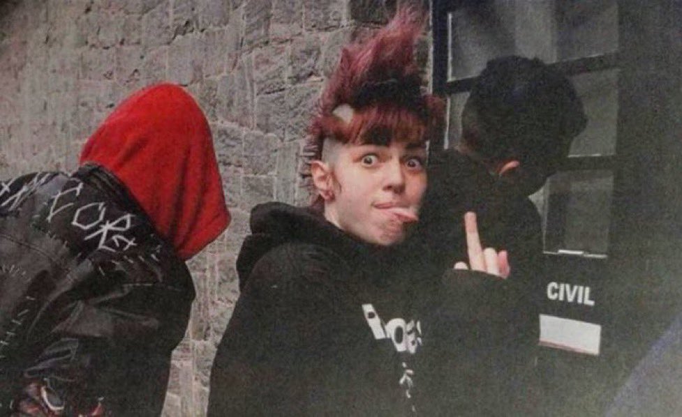 ArquivoVermelho's tweet photo. Trio de punks é preso por agredir estudante com barras de ferro após supostas ofensas racistas feitas pela vítima: https://t.co/bYNSxXKKC0
